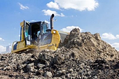 重型履帶式工程機(jī)械 現(xiàn)代工程建設(shè)的堅實脊梁